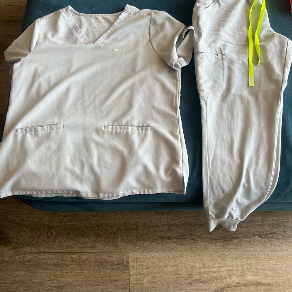Figs Light Gray scrub set - used XL